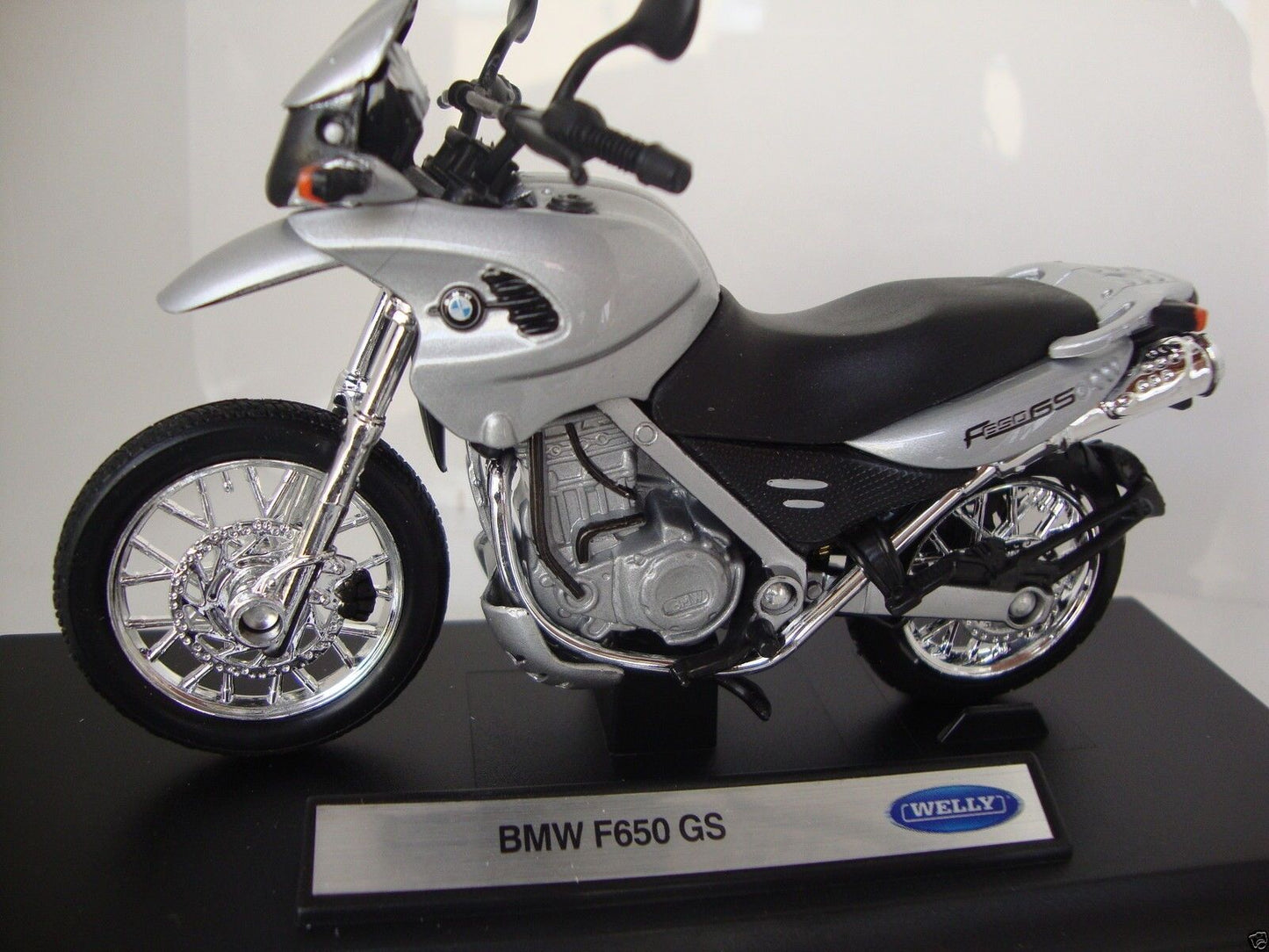 Welly 1:18 12146PW BMW F650 GS suberb detail